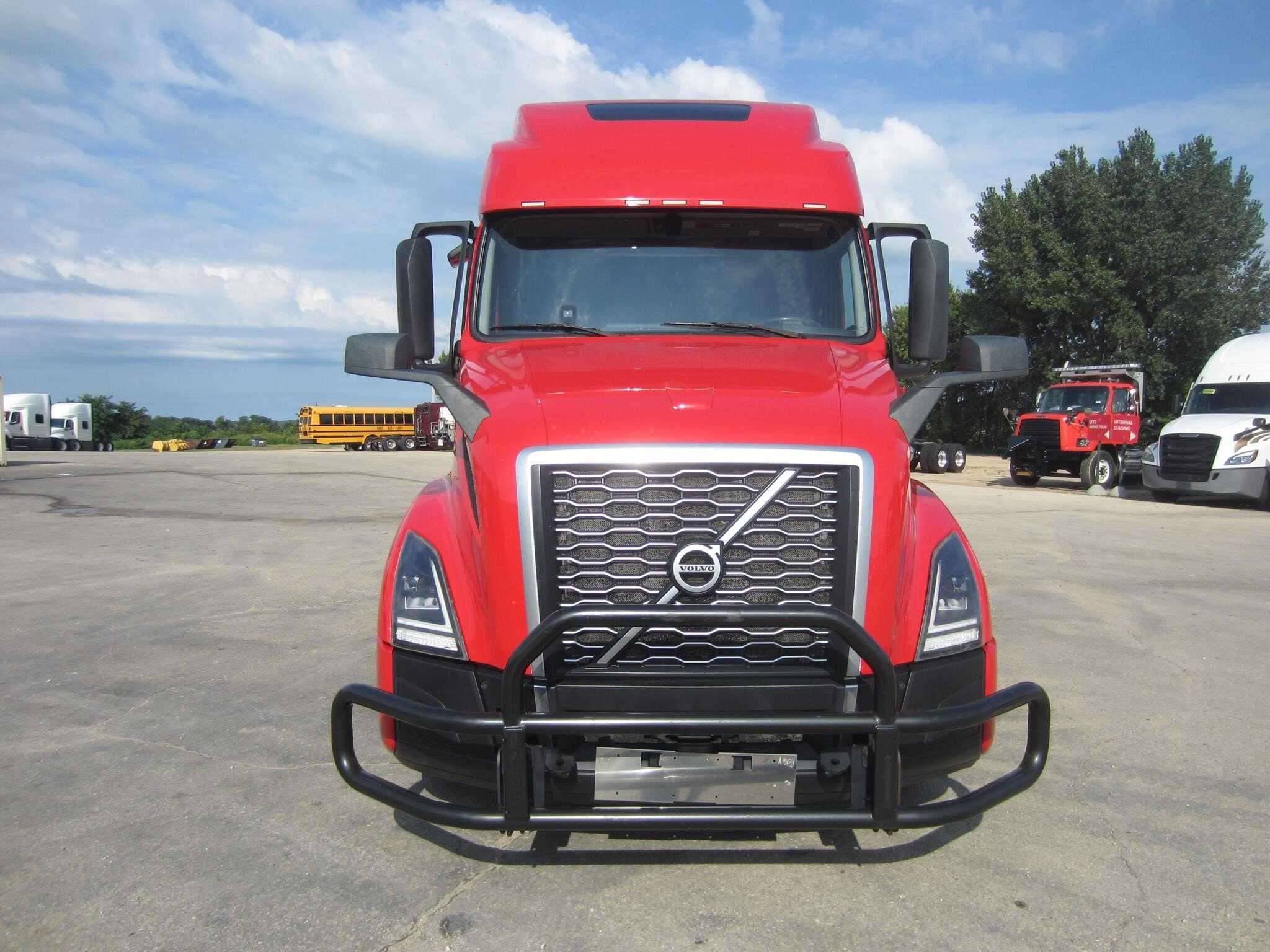 2022 Volvo VNL image 2