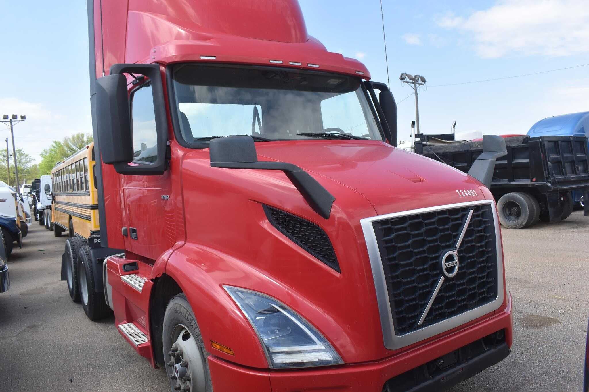 2020 Volvo VNR640 image 8