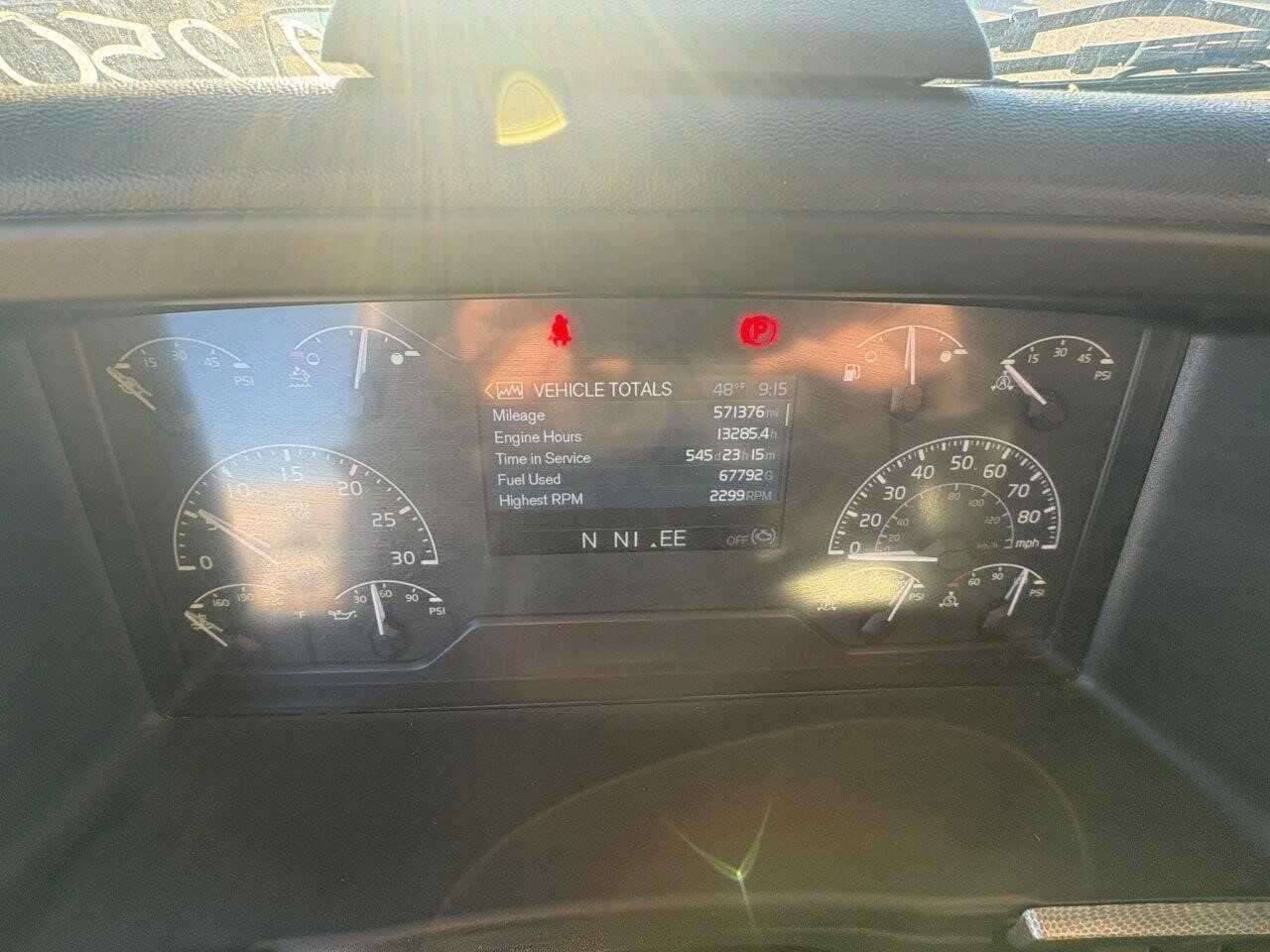 2022 Volvo VNL image 9