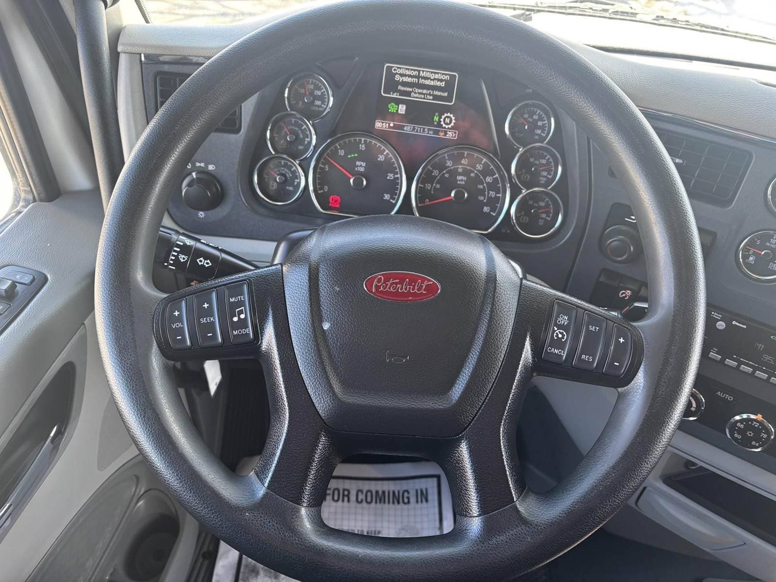 2021 Peterbilt 579 image 8