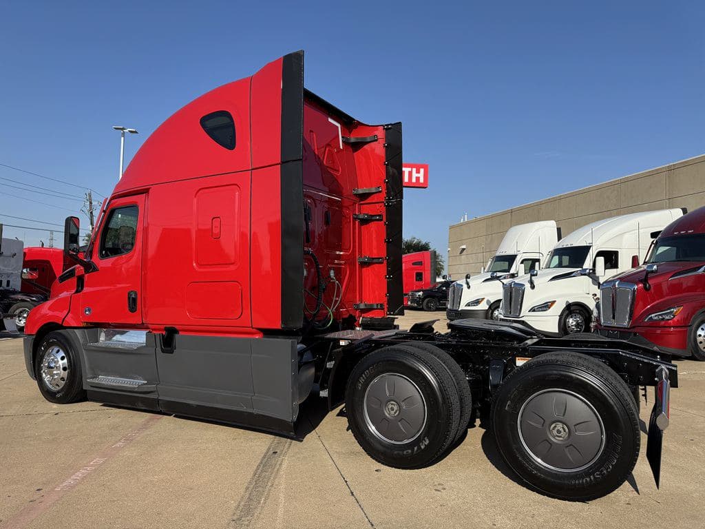 Used 2023 FREIGHTLINER PT126064ST image 10
