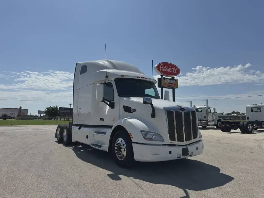 2022 Peterbilt 579 image 3