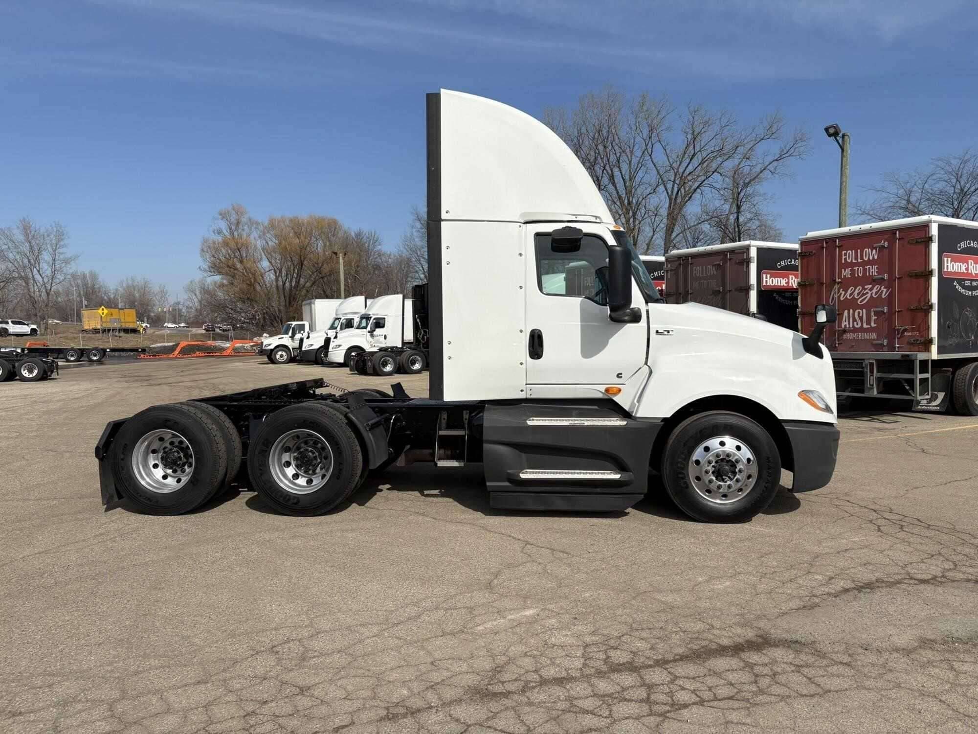 2021 International LT625 image 5