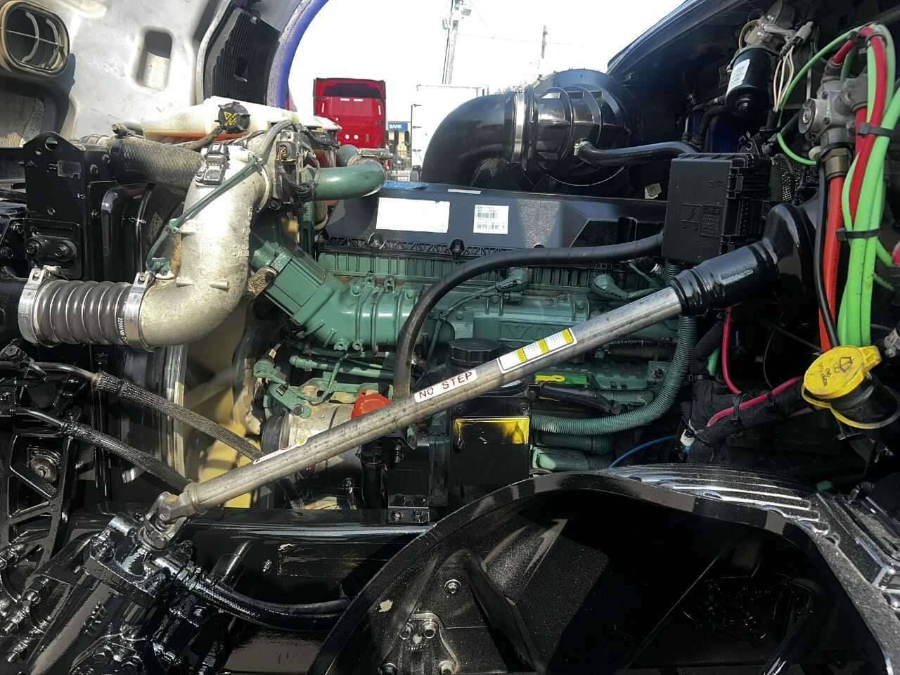 2022 Volvo VNL image 8