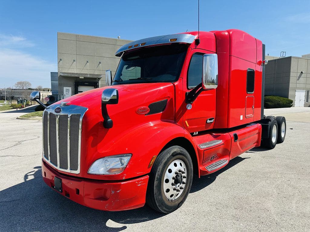 Used 2022 PETERBILT 579 image 2
