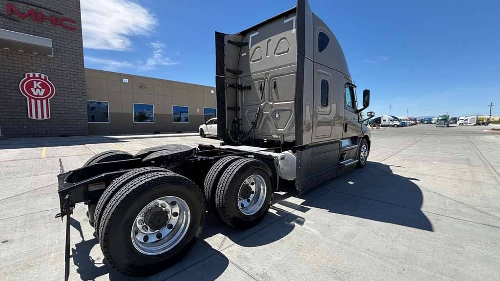 Used 2024 FREIGHTLINER PT126064ST image 9