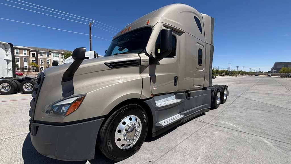 Used 2024 FREIGHTLINER PT126064ST image 2