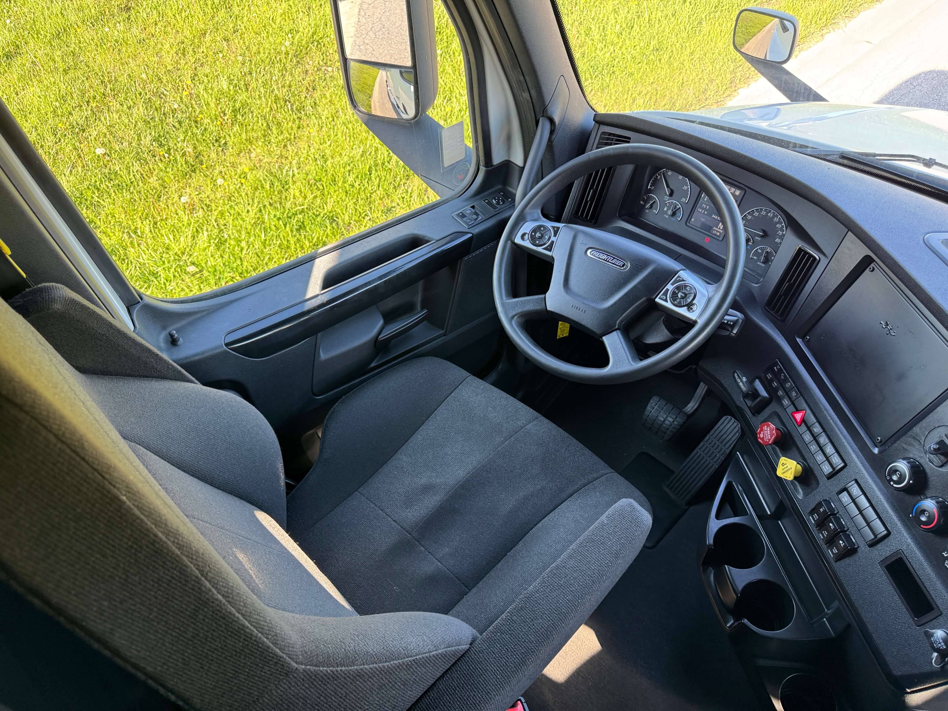 2023 Freightliner Cascadia 126 image 10