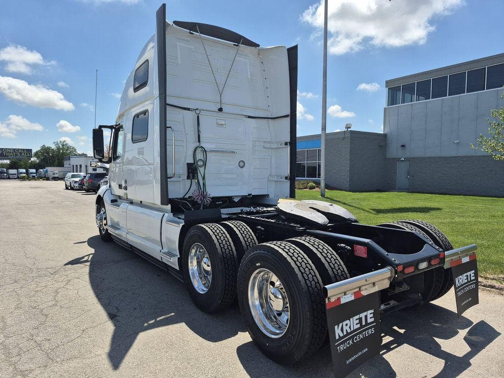2023 Volvo VNL64T860 image 3