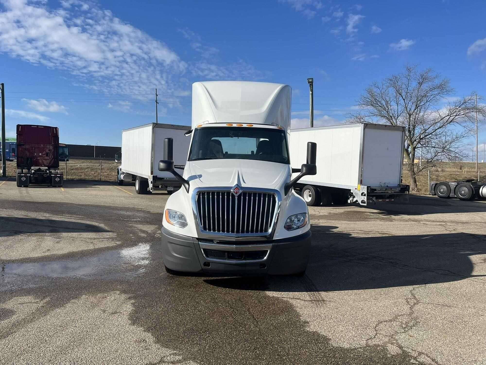 2021 International LT625 image 2