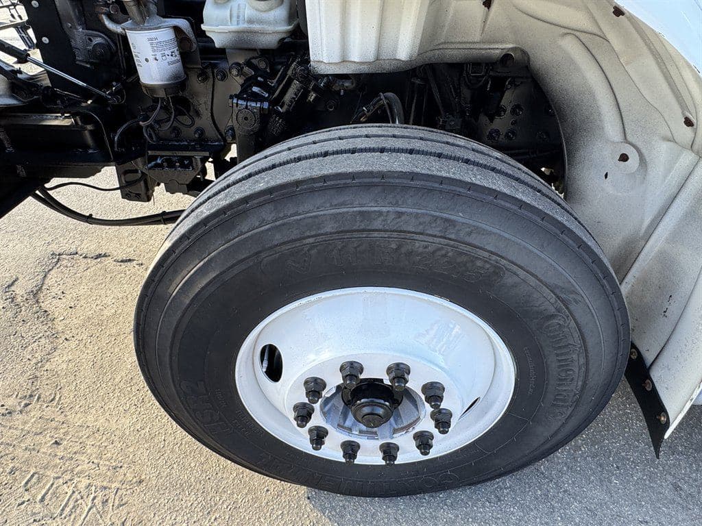 2015 Freightliner M2 106 image 34