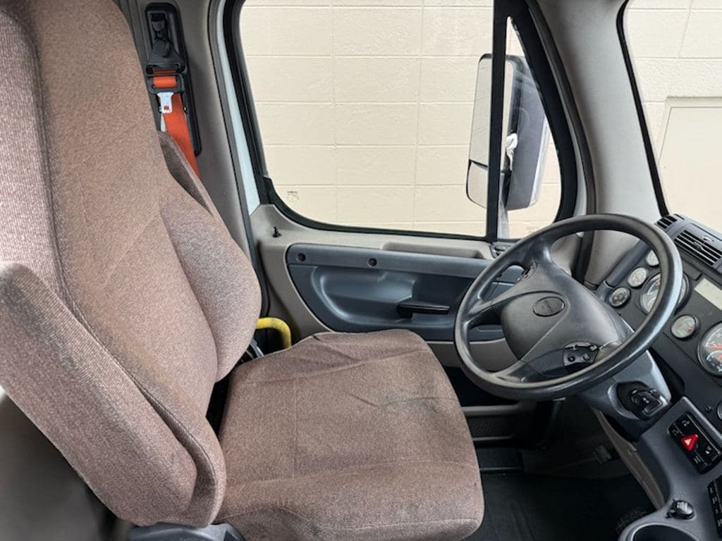 Used 2019 FREIGHTLINER CA12564DC image 31