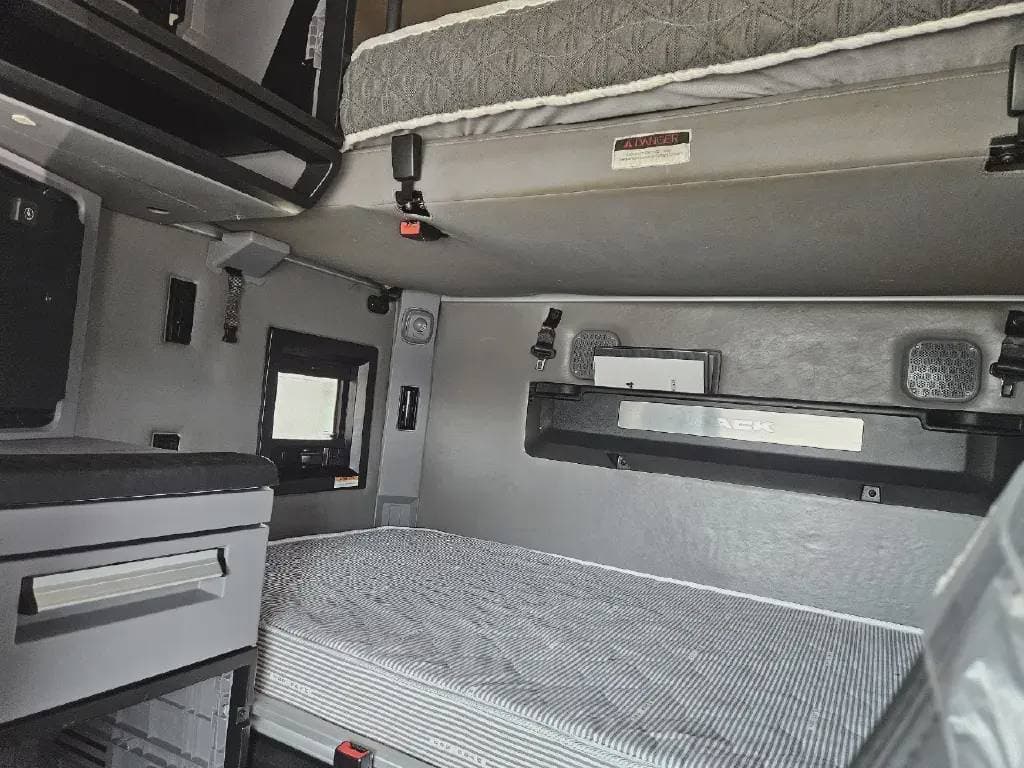 Used 2022 MACK Conventional - Sleeper Truck image 7