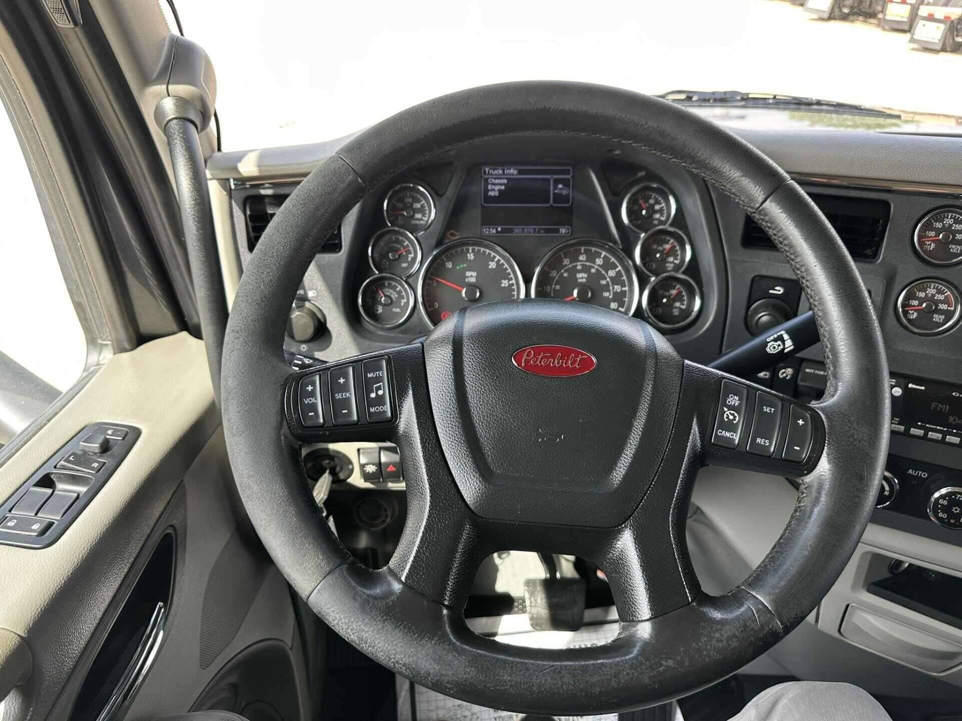 2021 Peterbilt 567 image 15