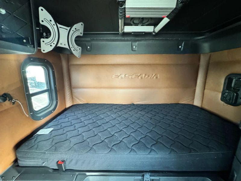 2019 Freightliner Cascadia image 32