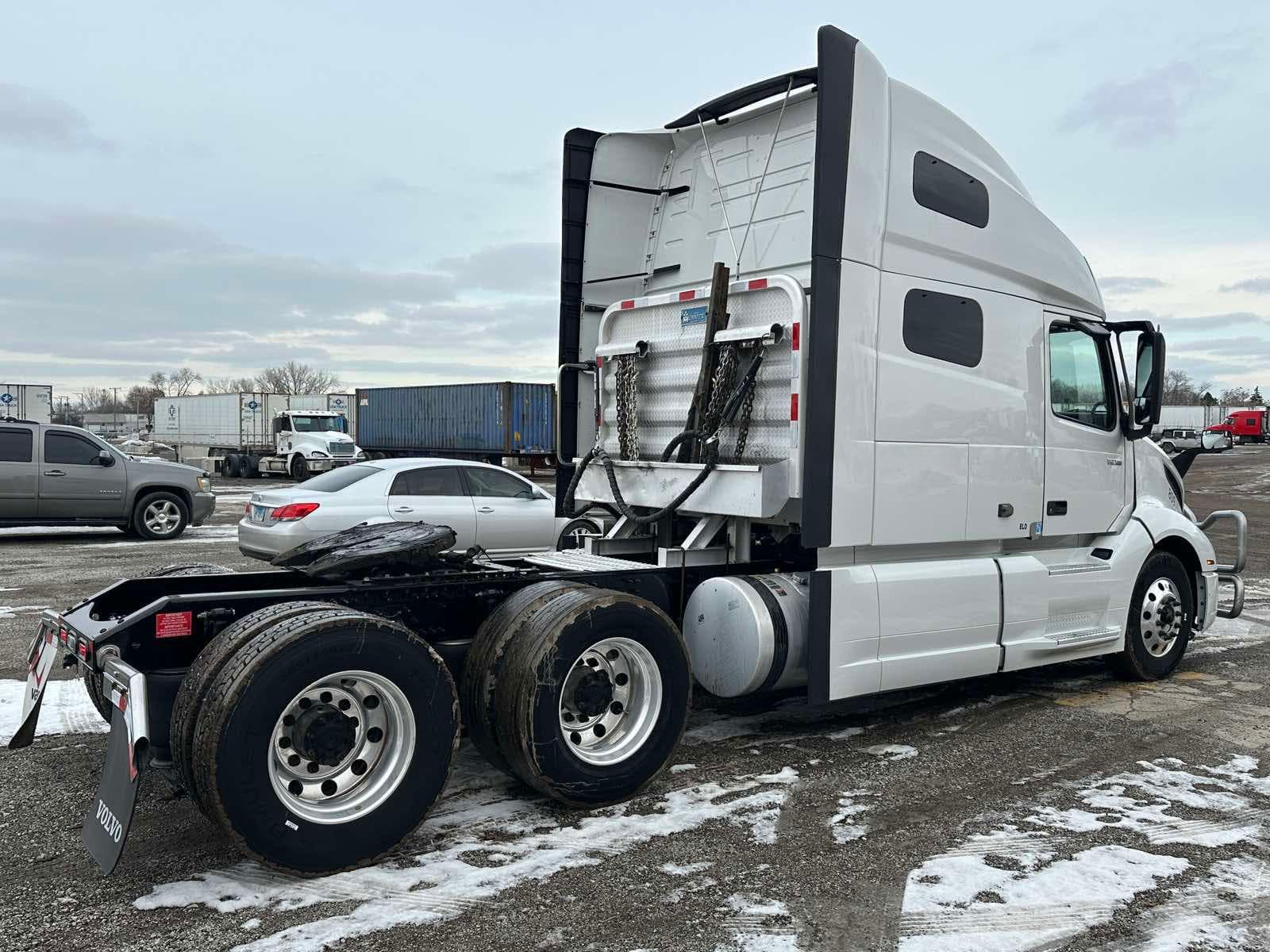 2023 Volvo VNL image 2