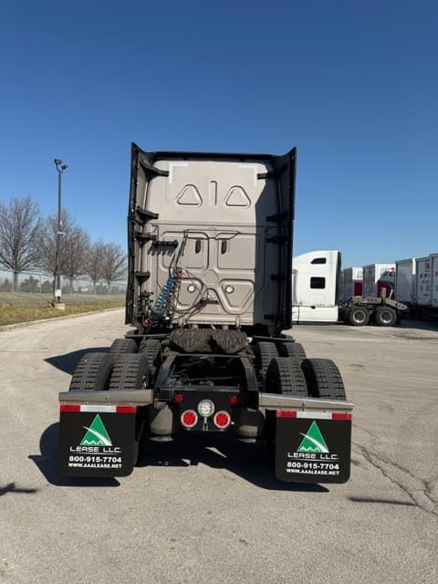 2024 Freightliner Cascadia image 11