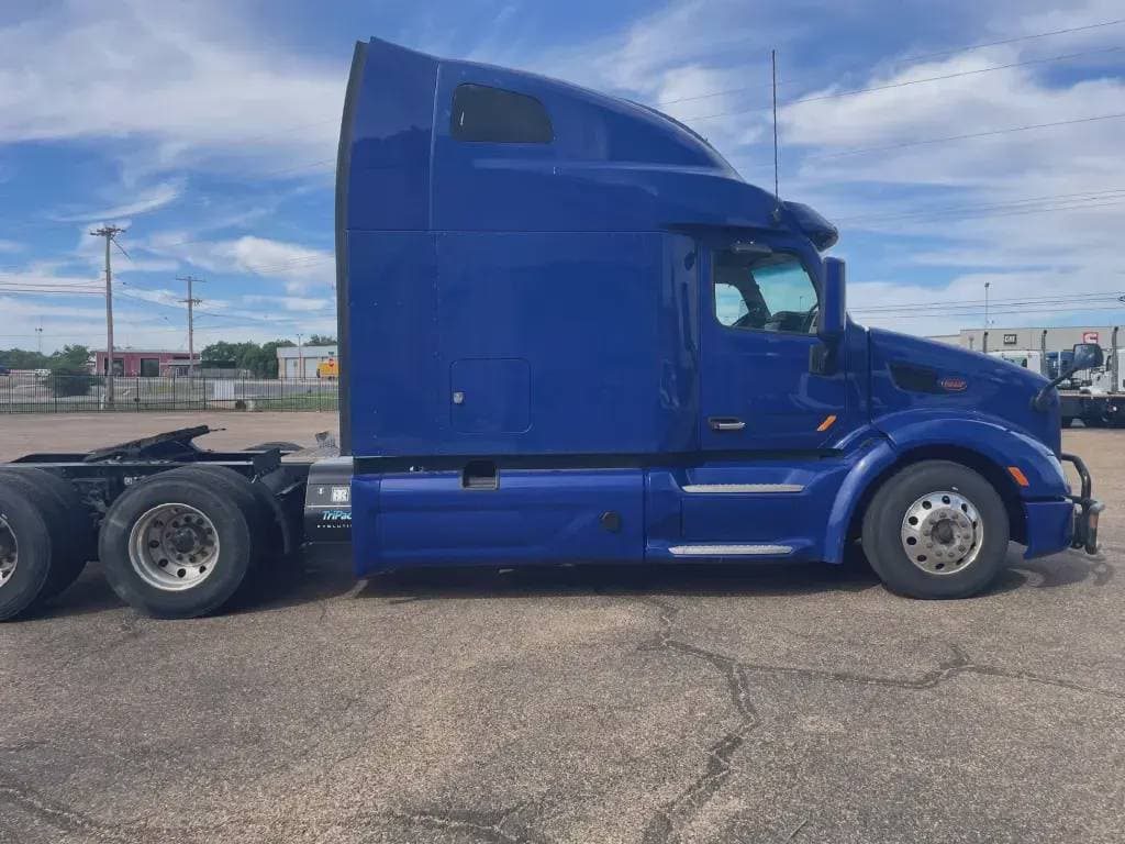 2022 Peterbilt 579 image 4