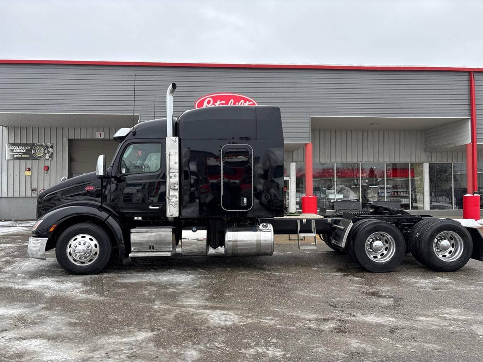 2023 Peterbilt 579 image 11