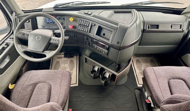 2024 Volvo VNL image 7