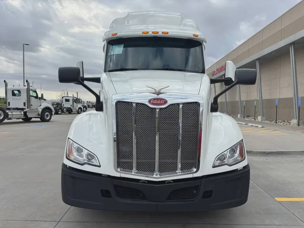 2022 Peterbilt 579 image 4