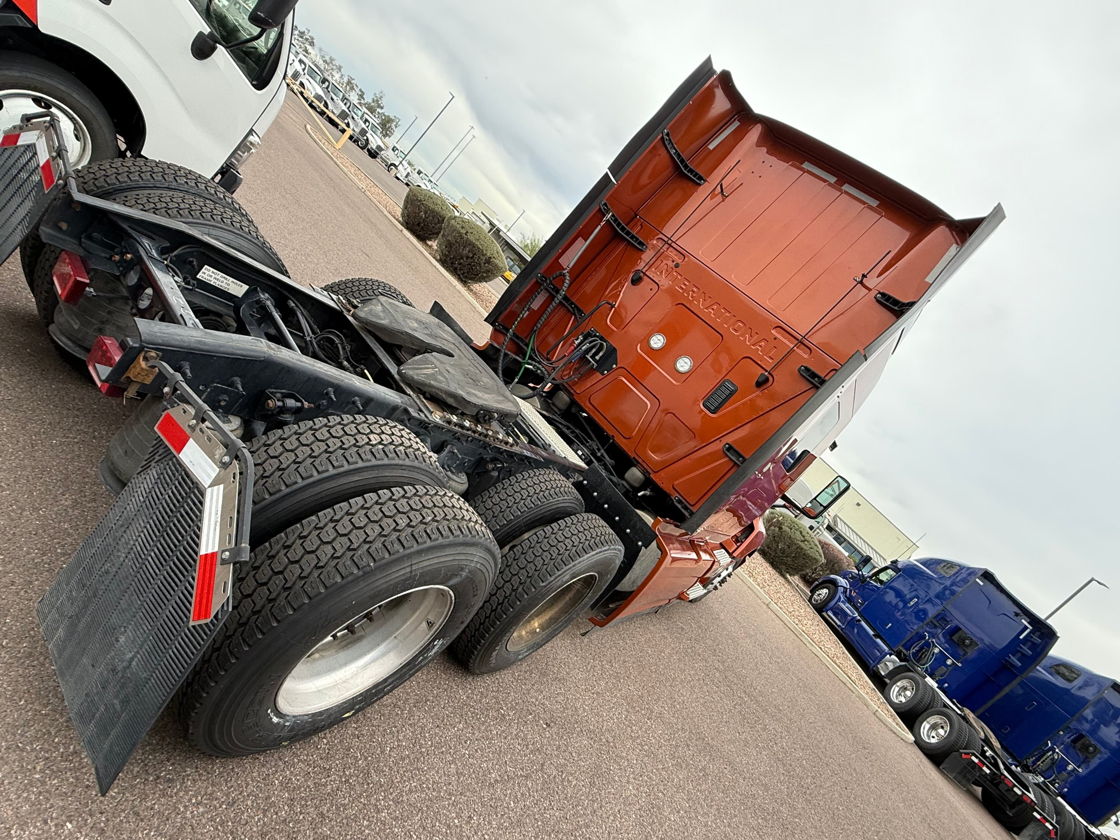 2022 International LT625 image 5