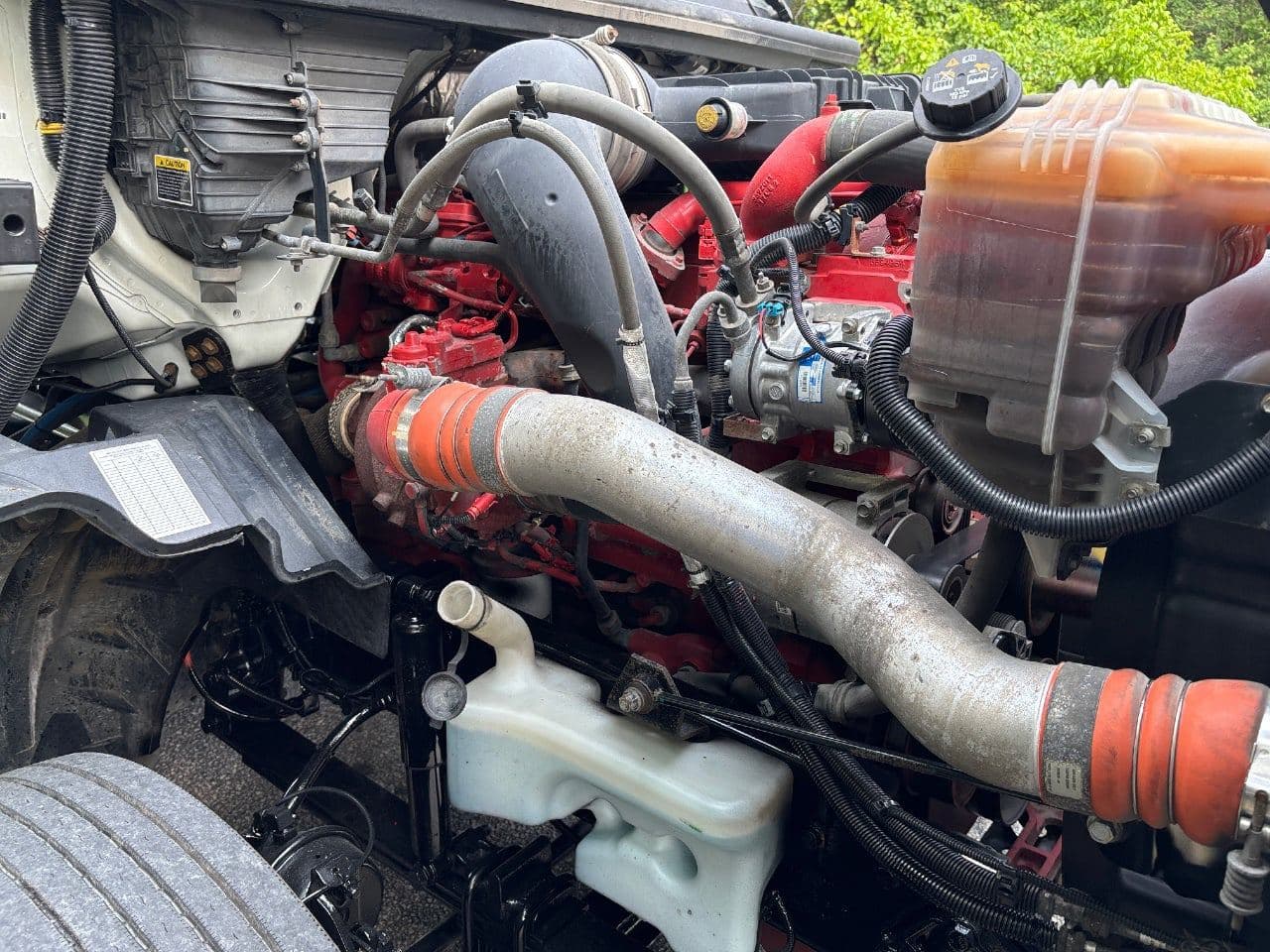 2020 International LT625 image 13