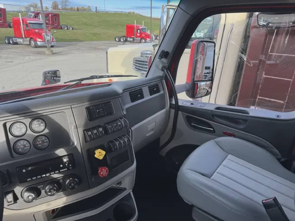 2022 Peterbilt 579 image 5
