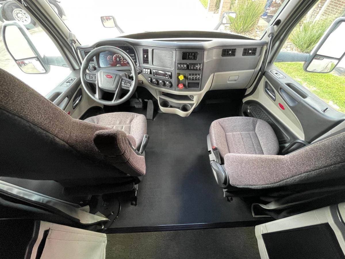 2023 Peterbilt 579 image 4