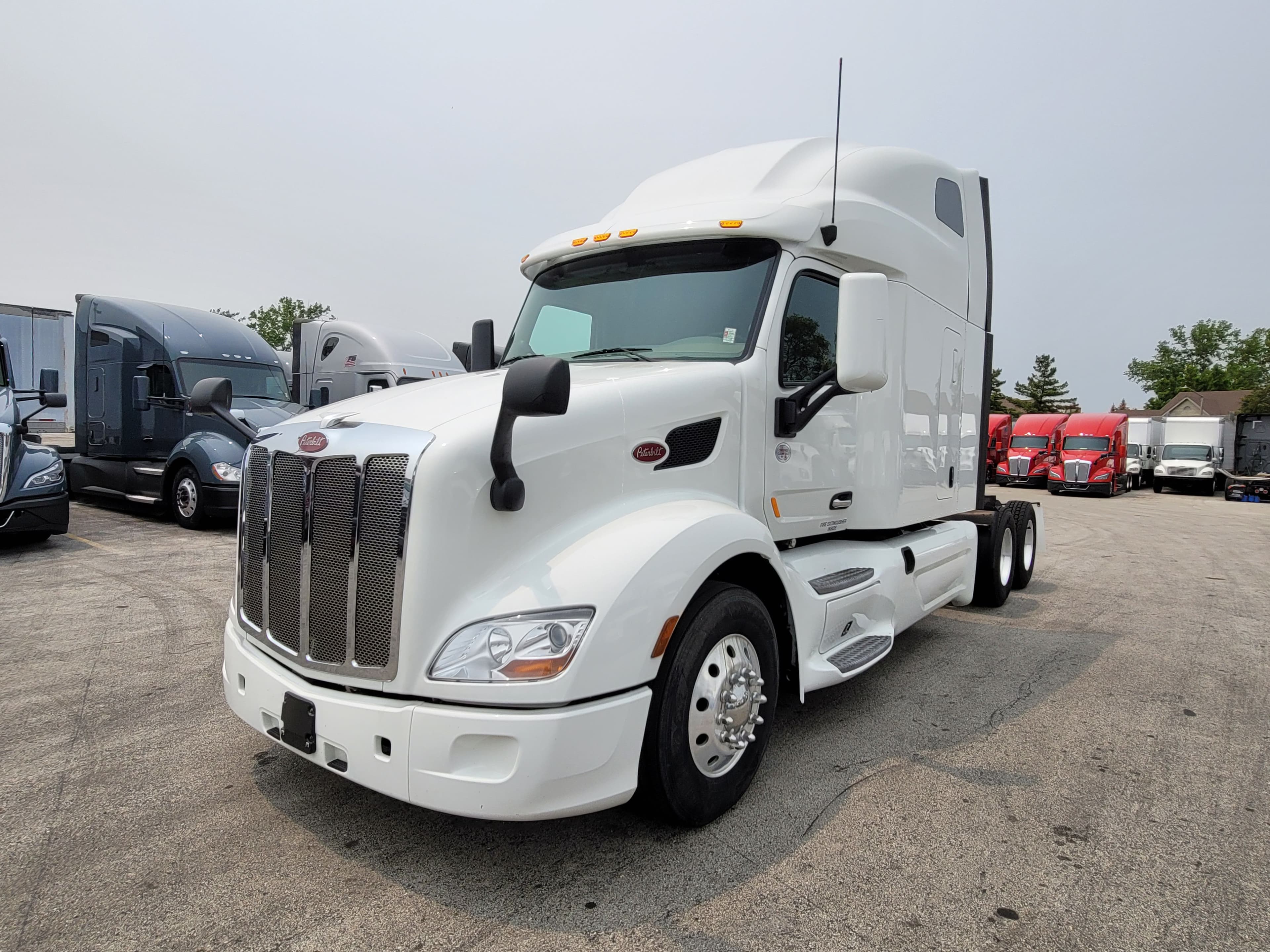 2022 Peterbilt 579 image 1