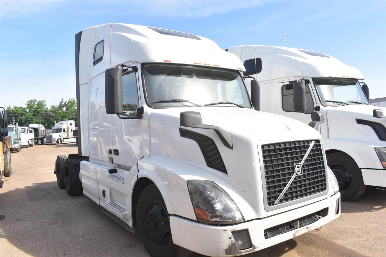 2016 Volvo VNL64T670 Sleeper Semi Truck  image 2