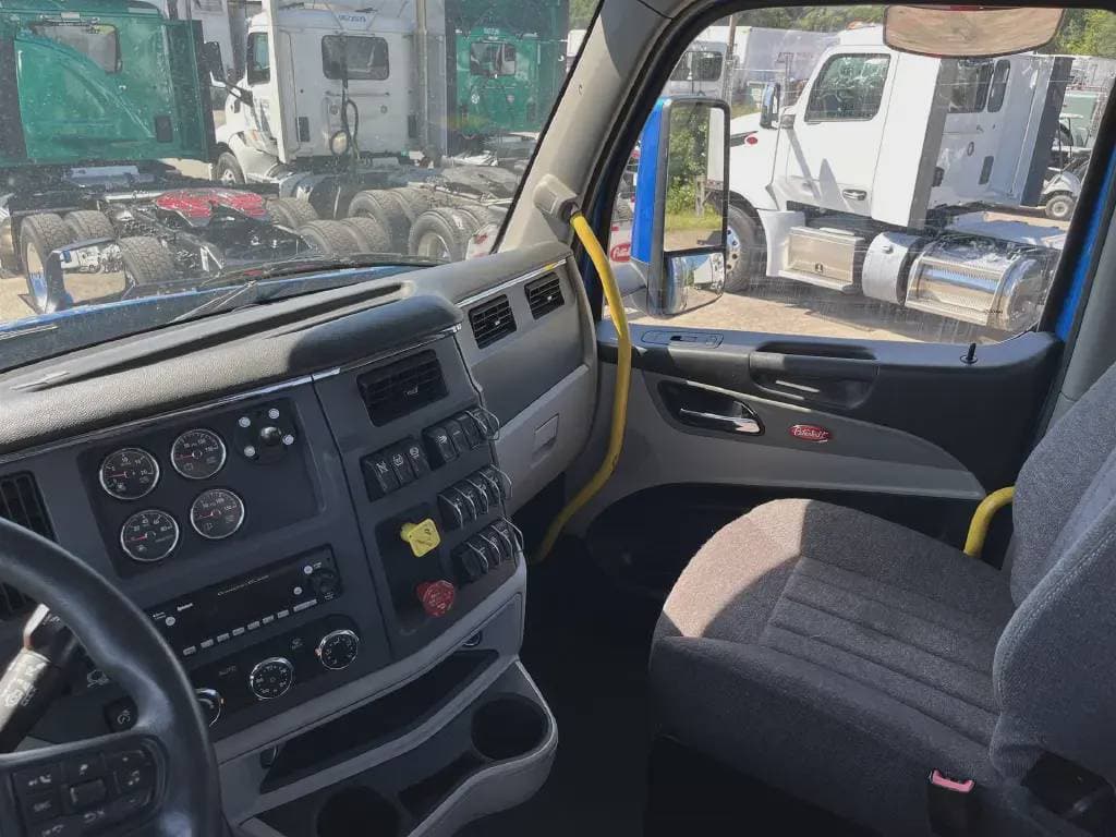 2022 Peterbilt 579 image 7