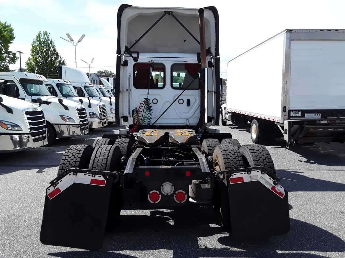 Used 2019 FREIGHTLINER Conventional - Day Cab - CASCADIA 125 image 6