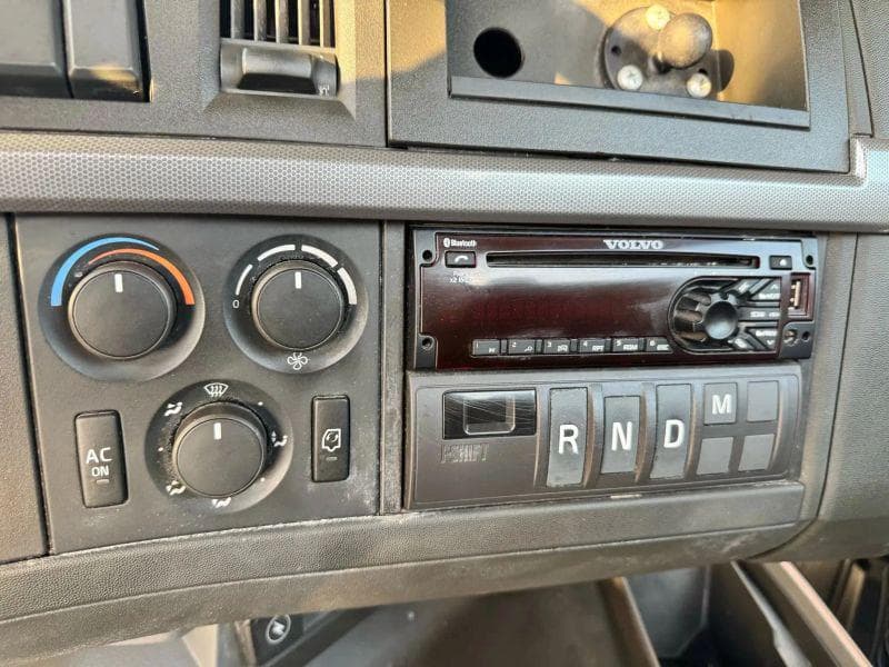 2020 Volvo VNL image 17