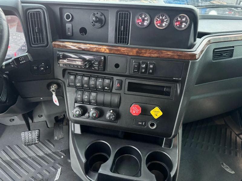 2019 International LT image 20