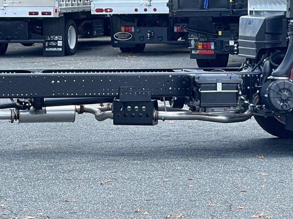 2025 Isuzu NRR image 12