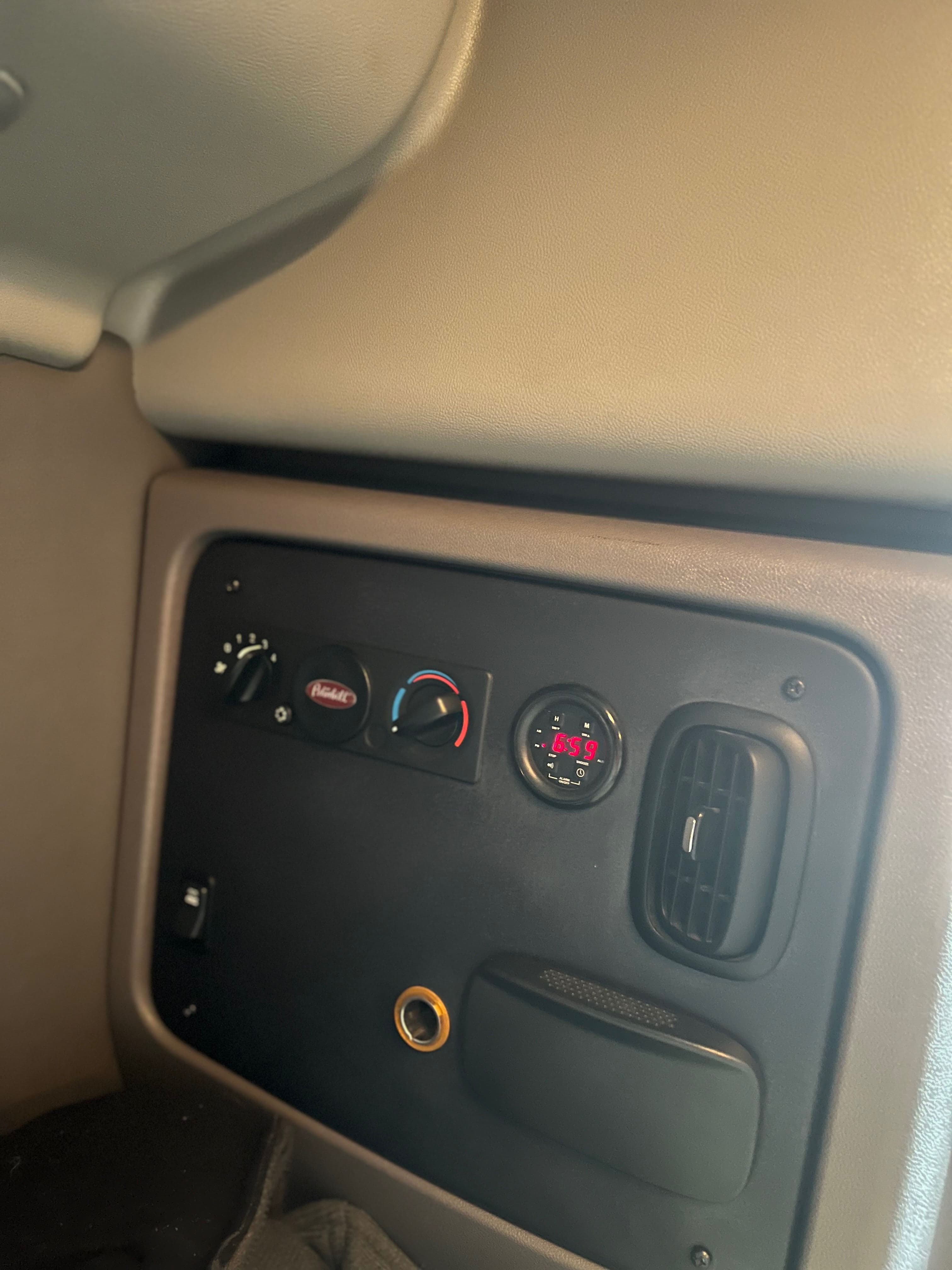 2016 Peterbilt 389 image 4