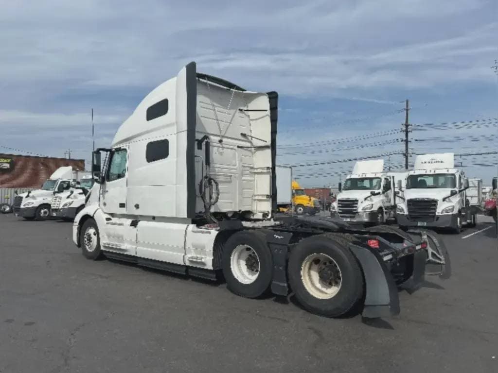 2022 Volvo VNL image 4