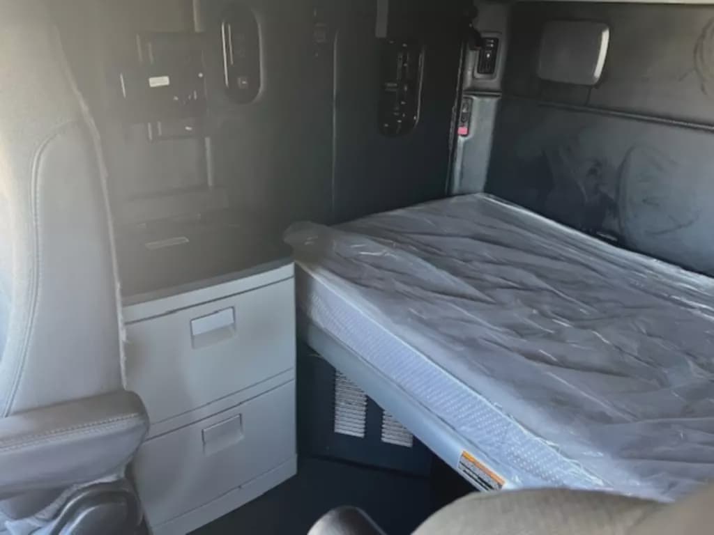 2022 Kenworth T680 image 6