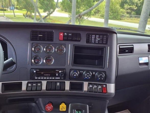 2025 Kenworth T880 image 18