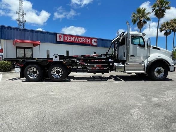 2025 Kenworth T880 image 3