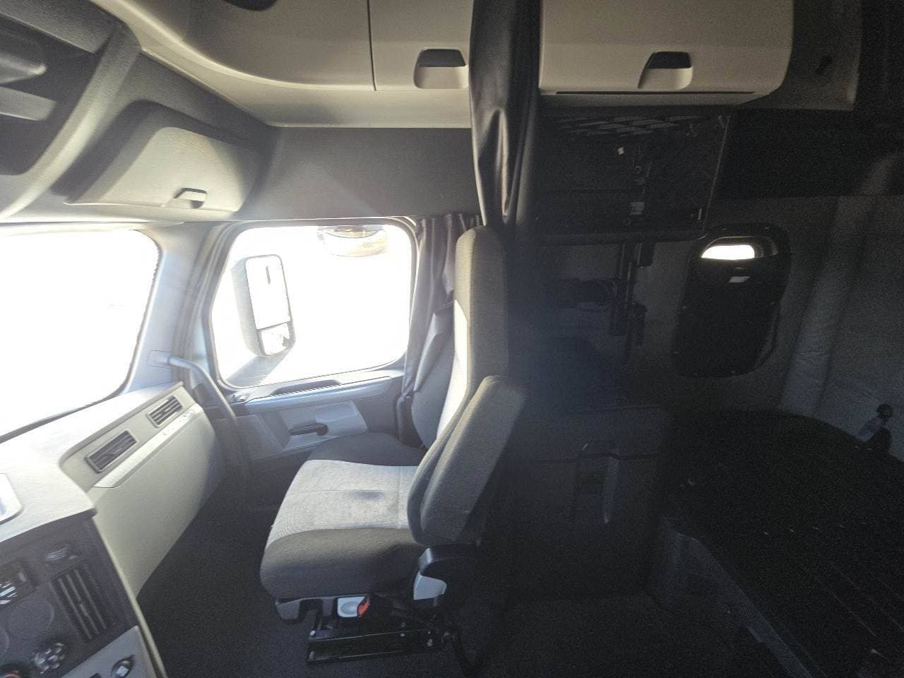 2021 Freightliner Cascadia 126 Sleeper Semi Truck - 72" Condo, Detroit 400HP, Automatic image 15