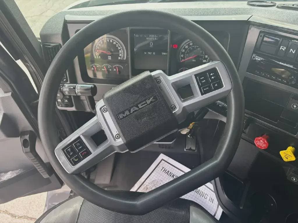 Used 2020 MACK Conventional - Sleeper Truck image 5