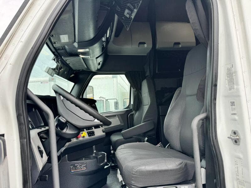 2021 Freightliner Cascadia image 13