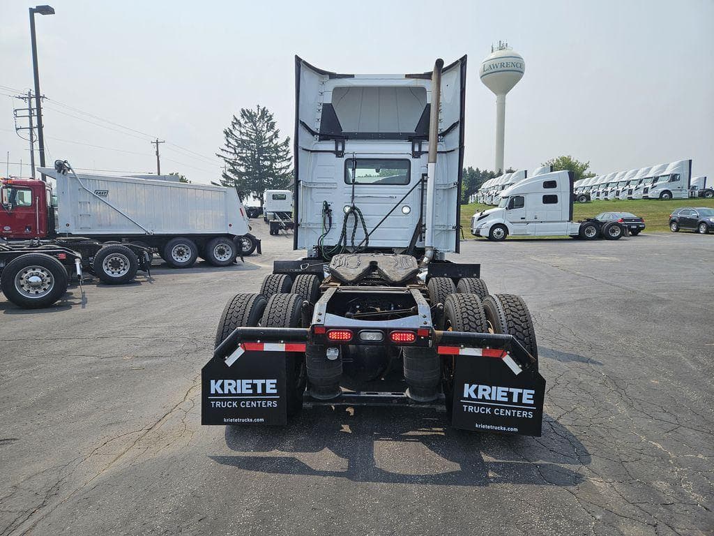 2020 Volvo VNR image 4