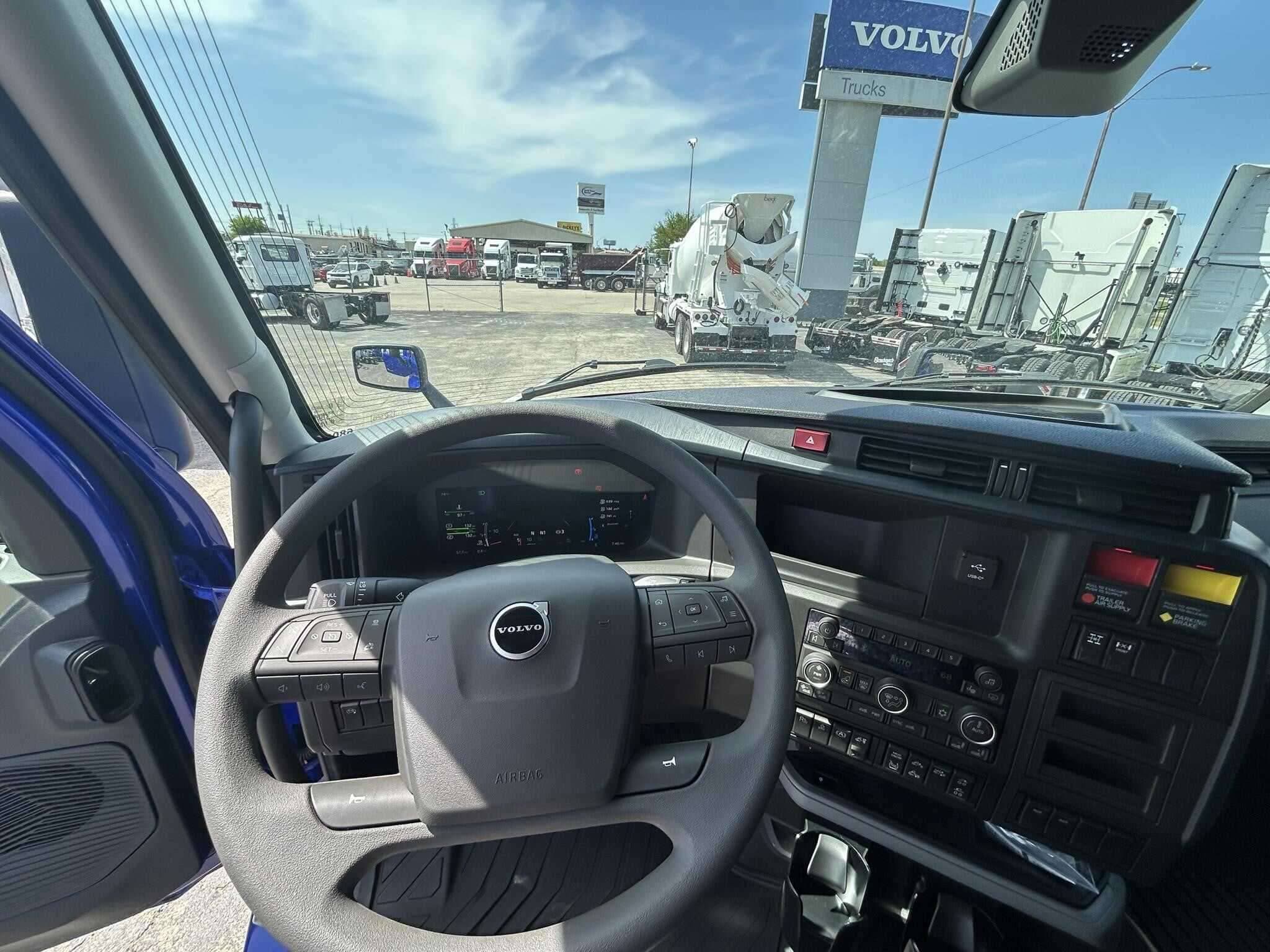 2025 Volvo NEW VNL image 4
