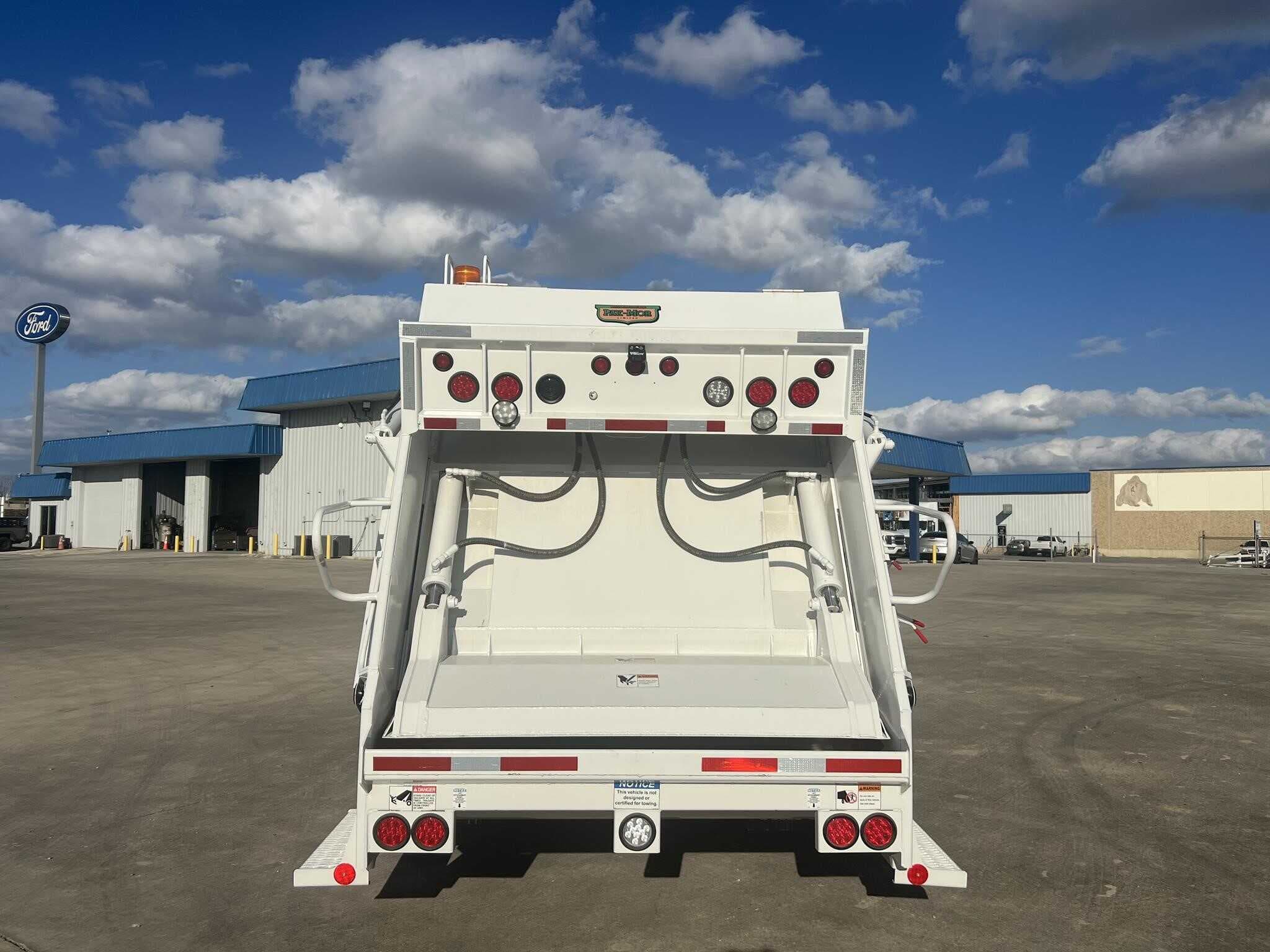 New 2024 MACK MD6 Garbage Truck image 4