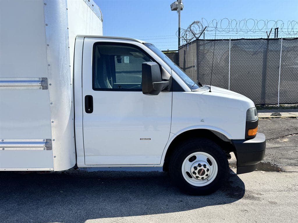 2021 GMC Commercial Vans image 15