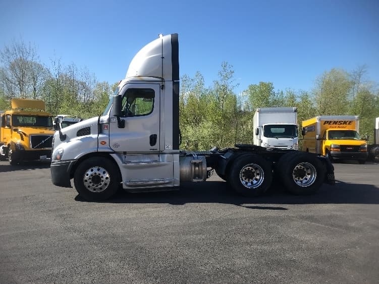 Used 2020 FREIGHTLINER Conventional - Day Cab, Tractor - CASCADIA 113 image 4