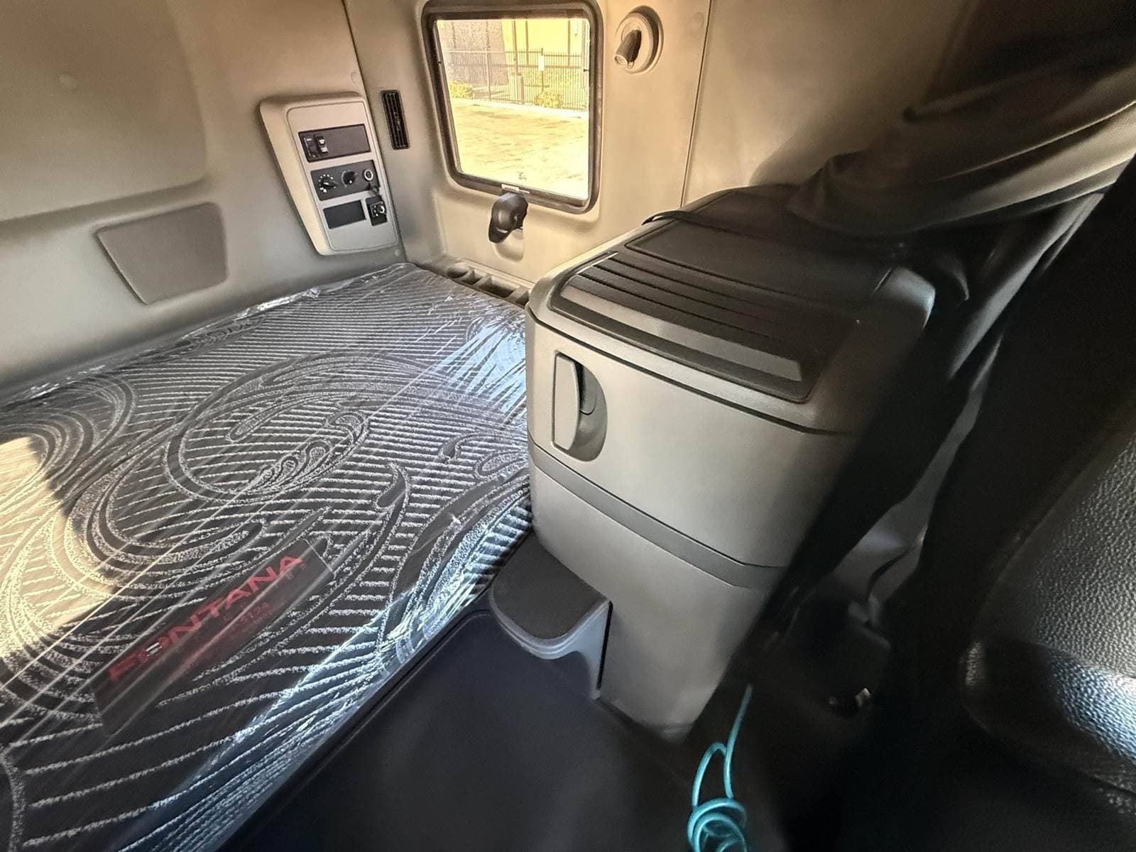 2023 International LT Sleeper Semi Truck - Raised Roof Sleeper, Cummins 450HP, 12 Speed Automatic image 8